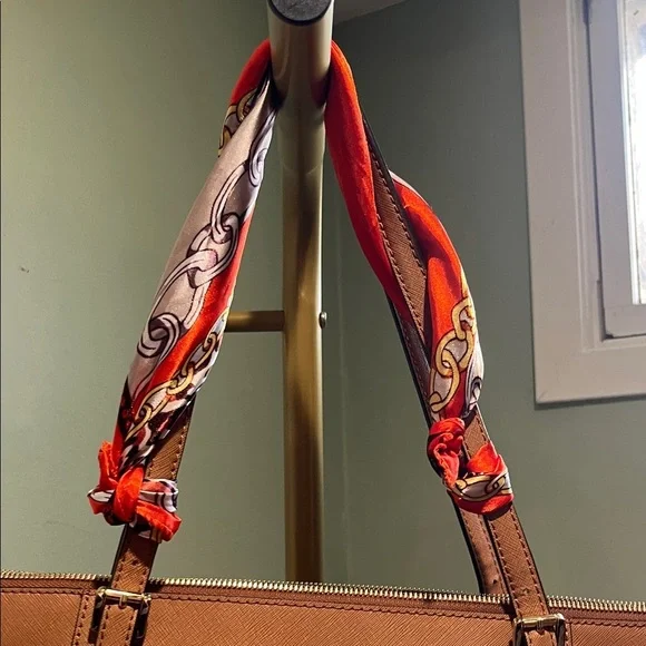 Michael Kors Tan Leather Tote Bag with Structured Design NWOT - Picture 2 of 15